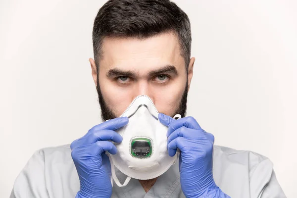 Hedendaagse Arts Uniform Handschoenen Ademhalingsapparaat Die Naar Kijkt Tijdens Het — Stockfoto