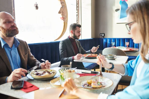 Joven Hombre Negocios Guapo Comiendo Ensalada Comprobando Teléfono Cafetería Moderna — Foto de Stock