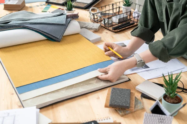 Mãos Jovem Designer Criativo Interior Escolhendo Papéis Parede Mobiliário Têxtil — Fotografia de Stock