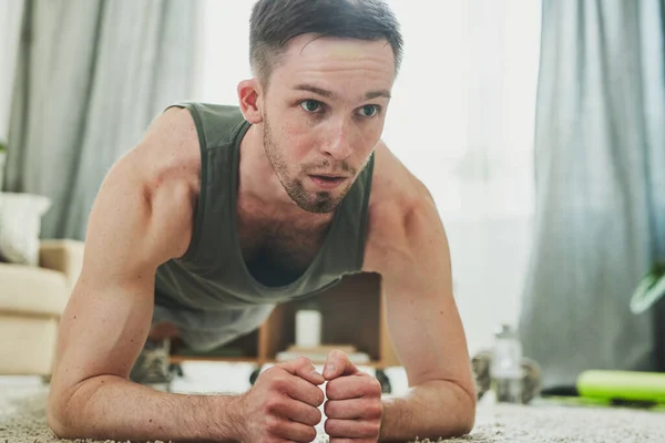 Junger Mann Sportkleidung Steht Planke Während Während Der Zeit Der — Stockfoto