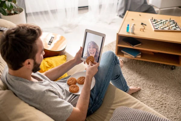 Hombre Joven Sentado Sofá Uso Tableta Durante Chat Con Novia — Foto de Stock