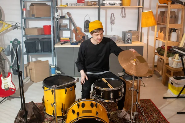 Hedendaagse Jonge Drummer Casualwear Zitten Het Centrum Van Garage Voorkant — Stockfoto
