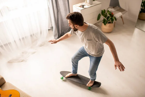 Acima Vista Jovem Realizando Treinamento Equilíbrio Skate Casa Durante Período — Fotografia de Stock
