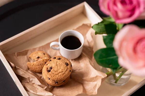 Fresh Tasty Cookies Cup Black Coffee Paper Bunch Pink Roses — Stock Photo, Image