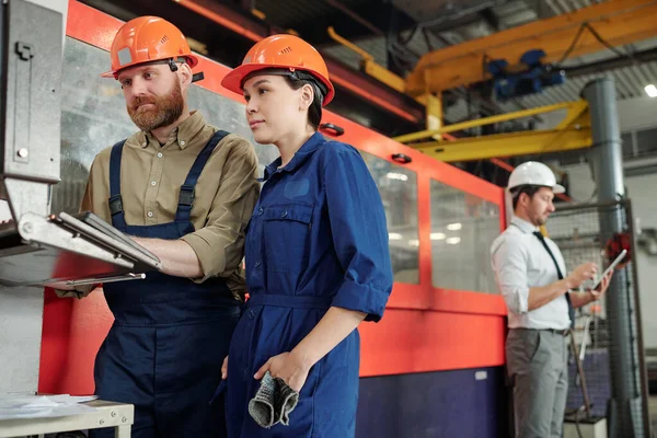 Profissional Planta Industrial Explicando Função Máquina Cnc Para Trabalhador Asiático — Fotografia de Stock