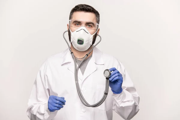 Jovem Clínico Sexo Masculino Whitecoat Respirador Luvas Óculos Segurando Estetoscópio — Fotografia de Stock