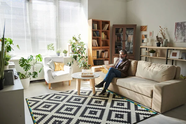 Contemporary Senior Professional Psychotherapist Sitting Couch Table Making Notes Document — Stock Photo, Image