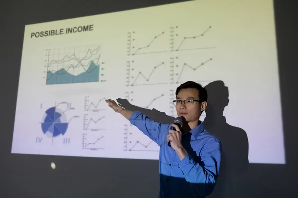 Young Broker Chinese Ethnicity Pointing Financial Graph Large Screen While — Stock Photo, Image