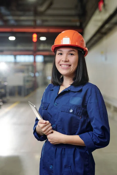 工业车间穿着蓝色工作服 头戴硬礼帽的亚洲积极女子的画像 — 图库照片