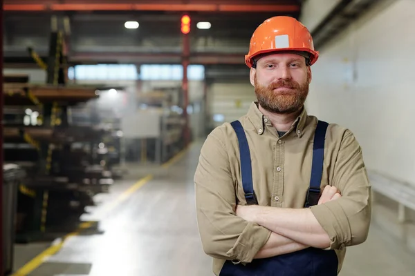 Retrato Contenido Brutal Barbudo Fábrica Hombre Naranja Hardhat Pie Con —  Fotos de Stock