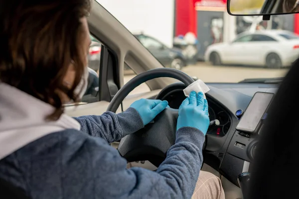 Jonge Man Casualwear Beschermende Handschoenen Wrijven Stier Met Antiseptische Veeg — Stockfoto