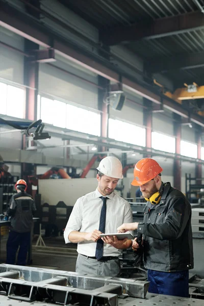 Technicien Vêtements Formage Utilisant Une Tablette Pendant Ingénierie Une Machine — Photo