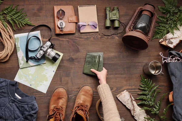 Vista Superior Mujer Que Toma Pasaportes Cubiertas Verdes Mesa Madera — Foto de Stock