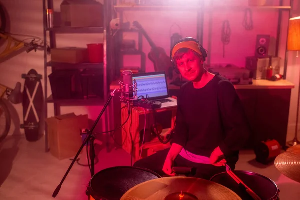 Young Serious Musician Casualwear Looking You While Sitting Drumset Garage — Stock Photo, Image