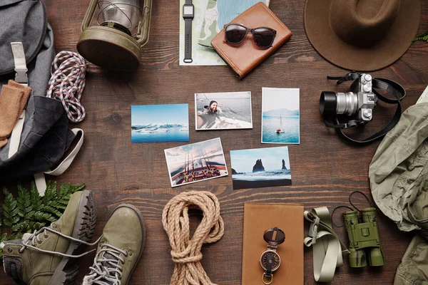 冒険の写真 写真カメラ 服や旅行者のテーブルの上にバックパック フラットレイ — ストック写真