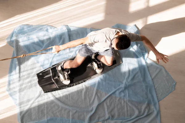 View Man Standing Snowboard Holding Rope While Imaging How Snowboarding — Stock Photo, Image