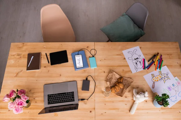 Ovanifrån Trä Bord Med Prylar Pad Med Stylus Bärbara Datorer — Stockfoto