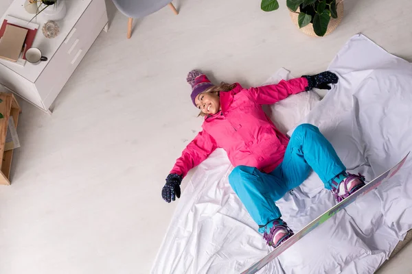 Snowboard Kıyafetleri Içinde Gülümseyen Genç Bir Kadın Snowboard Ayaklarının Üzerinde — Stok fotoğraf