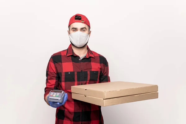 Joven Mensajero Masculino Con Pizza Entregada Sosteniendo Máquina Pago Mirando —  Fotos de Stock