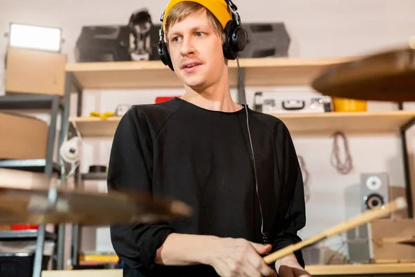 Hedendaagse Jonge Blonde Mannelijke Drummer Hoofdtelefoon Gele Beanie Zwarte Sweater — Stockfoto