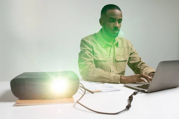 Ernstige Afro Amerikaanse Zakenman Casualwear Typen Toetsenbord Van Laptop Tijdens — Stockfoto