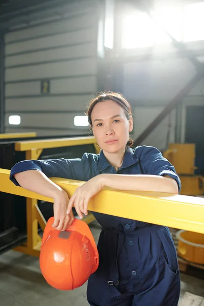 Porträtt Trött Asiatisk Kvinnlig Arbetare Industrianläggning Stående Med Orang Arbetshjälm — Stockfoto