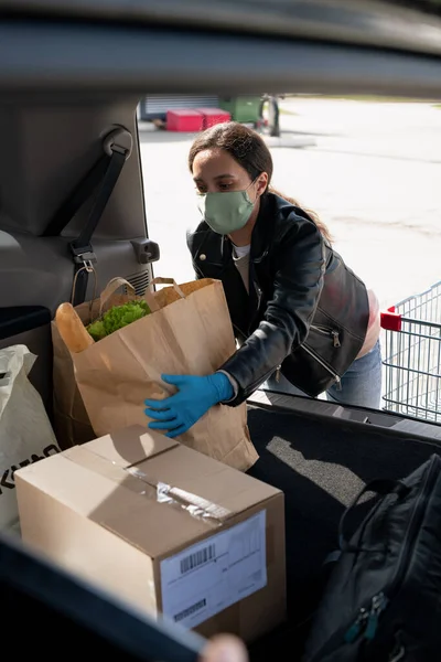 Ung Casual Kvinna Skyddsmask Och Handskar Sätta Paperbags Med Livsmedel — Stockfoto