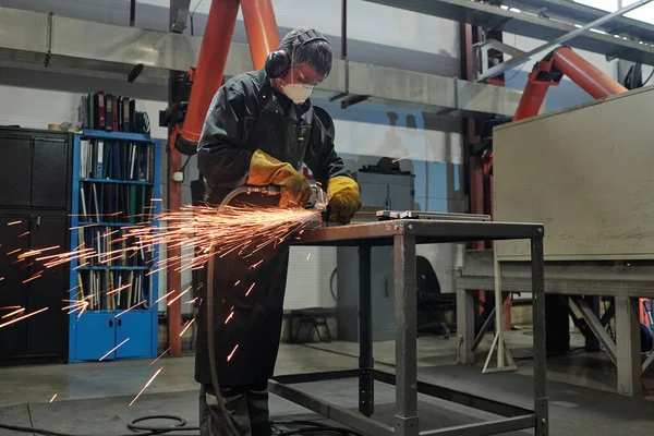 Handarbeiter Mit Maske Und Ohrenschutz Stehen Hohen Metalltisch Und Schneiden — Stockfoto