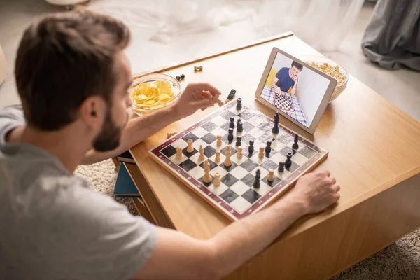 Joven Sentado Mesa Café Sala Estar Esperando Cuando Competidor Hace — Foto de Stock