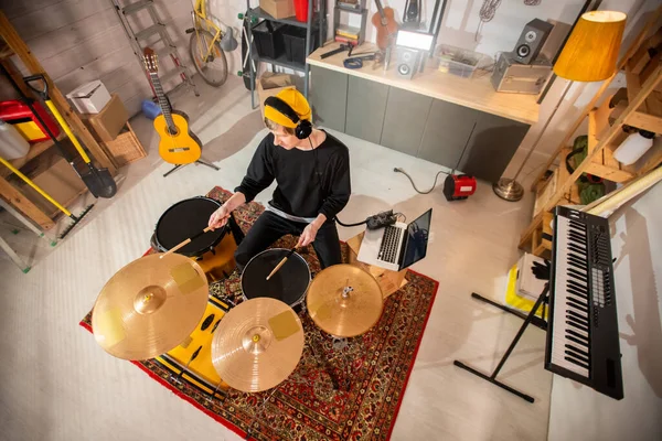 Jonge Man Casualwear Hoofdtelefoon Raken Drums Bekkens Met Drumsticks Tijdens — Stockfoto