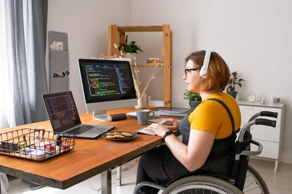 Codificador Inteligente Para Discapacitados Sentado Silla Ruedas Usando Computadoras Mientras — Foto de Stock