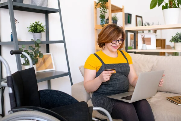 Mujer Discapacitada Joven Positivo Sentado Sofá Uso Computadora Portátil Mientras — Foto de Stock