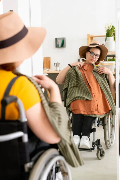 Joven Mujer Discapacitada Sombrero Sentada Silla Ruedas Delante Del Espejo —  Fotos de Stock