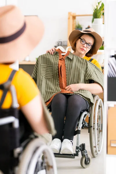 Şapkalı Gözlüklü Çekici Genç Bir Kadın Tekerlekli Sandalyede Oturuyor Aynanın — Stok fotoğraf