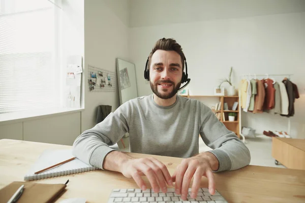 Amistoso Joven Barbudo Representante Atención Cliente Presionando Las Teclas Del — Foto de Stock