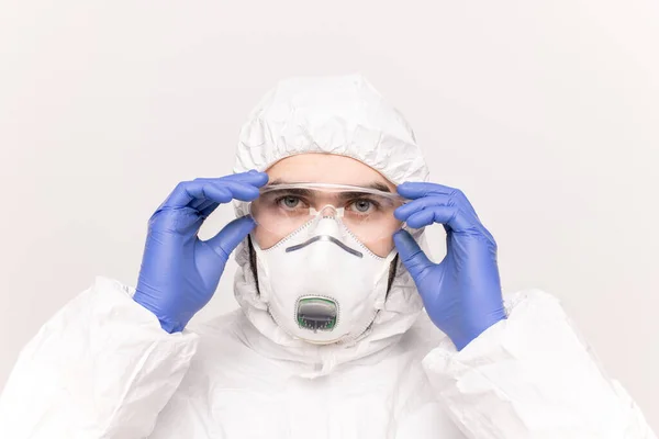 Hoofd Van Jongeman Beschermende Handschoenen Bril Masker Witte Overall Die — Stockfoto