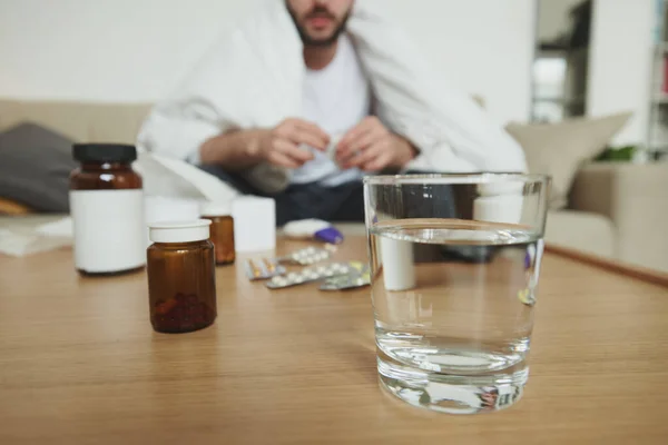 Bir Bardak Haplı Şişeler Tabletli Kabarcıklar Battaniyeye Sarılı Hasta Bir — Stok fotoğraf