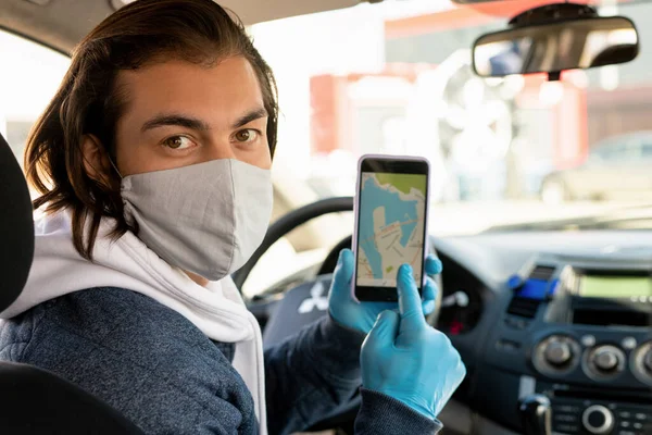 Jeune Chauffeur Taxi Masque Protection Gants Pointant Vers Écran Smartphone — Photo