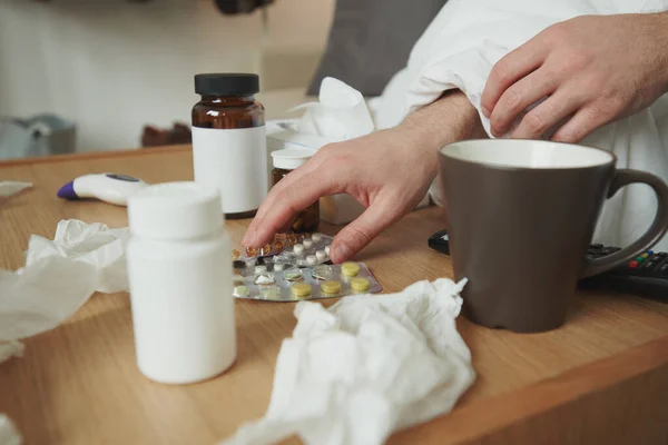 Hände Eines Kranken Mannes Der Tabletten Vom Tisch Nimmt Während — Stockfoto