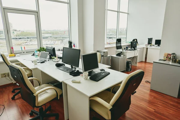 Intérieur Bureau Moderne Vide Avec Des Ordinateurs Bureau Sur Des — Photo