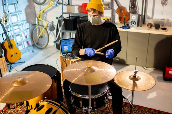 Jonge Muzikant Beschermende Handschoenen Masker Zittend Bij Drumstel Garage Studio — Stockfoto