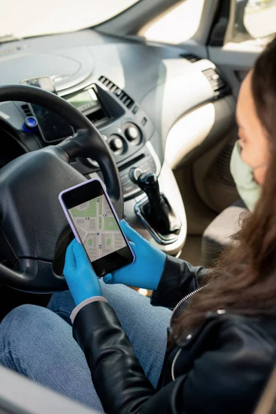 Vrouwelijke Taxichauffeur Beschermende Handschoenen Zoek Naar Navigator Kaart Smartphone Woonplaats — Stockfoto