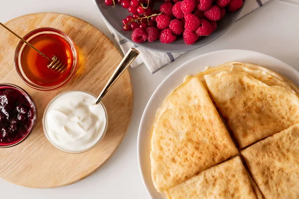 Flaches Layout Aus Vier Gefalteten Pfannkuchen Auf Teller Frischen Himbeeren — Stockfoto