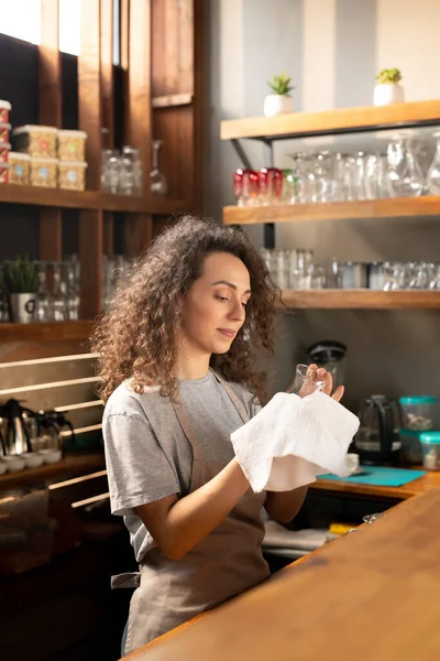 Ganska Ung Servitris Arbetskläder Rengöring Glas Med Vit Bomull Servett — Stockfoto