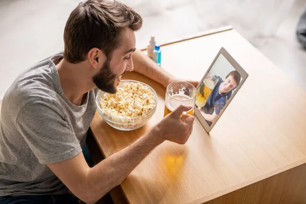 Positivo Emocionado Joven Beber Cerveza Con Amigo Comer Palomitas Maíz — Foto de Stock