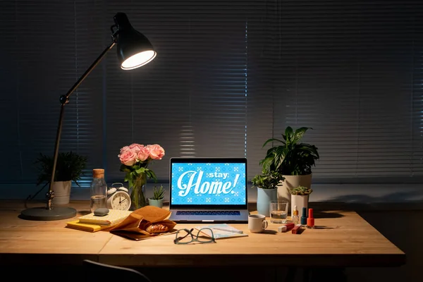 Lugar Trabajo Por Ventana Habitación Oscura Con Portátil Saco Papel —  Fotos de Stock