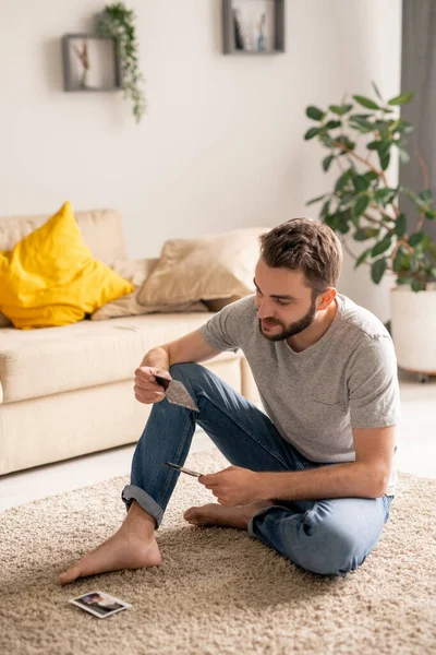Content Young Bearded Man Sitting Carpet Remembering Good Days While — Stock Photo, Image