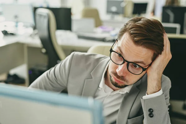 Giovane Uomo Affari Stressato Occhiali Che Lavora Solo Ufficio Guardando — Foto Stock