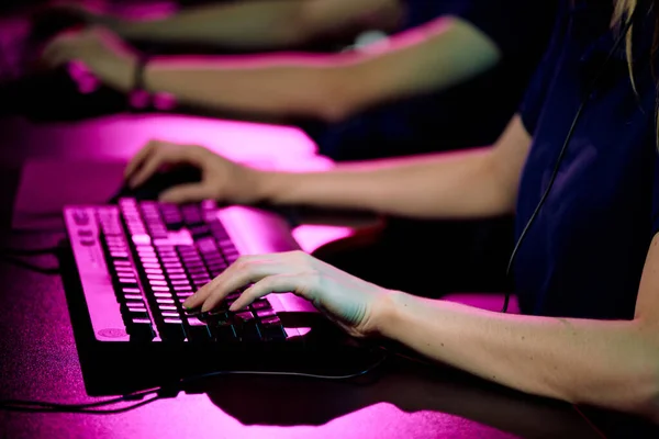 Les Mains Jeune Opératrice Centre Appels Touchant Les Touches Clavier — Photo