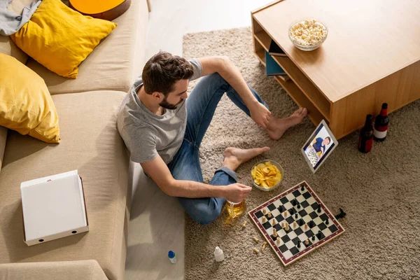 Por Encima Vista Hombre Guapo Sentado Suelo Con Cerveza Patatas —  Fotos de Stock